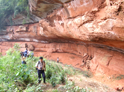 Delegates investigating red beds and honeycombe weathering, Danxiashan, Guangdong Province